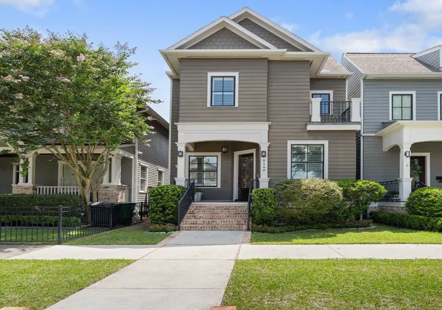 Photo 1 of Sale Pending at 814 Ashland St #B, Houston, TX 77007 | MLS# 32337061 | Listing updated on 2026-09-16