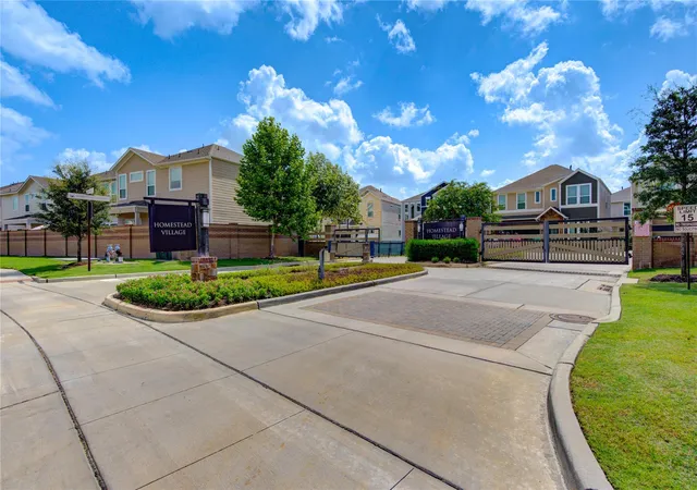 Photo 2 of Sale Pending at 9822 Heritage Run Ln, Houston, TX 77080 | MLS# 16913362 | Listing updated on 2026-09-02