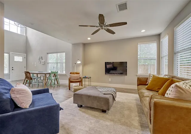 3rd image of 38 E Gaslight Pl, Spring, TX 77382 | MLS# 83060419