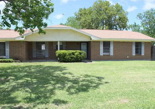 4th image of 300 E Austin Ave, Palacios, TX 77465 | MLS# 50941001