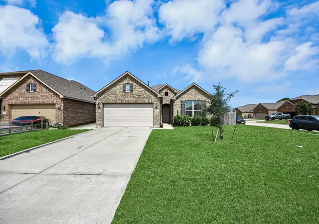 Photo 3 of Single family home for sale at 3006 Royal Albatross Dr, Texas City, TX 77590 | MLS# 10733726 | Listing updated on 2026-09-20