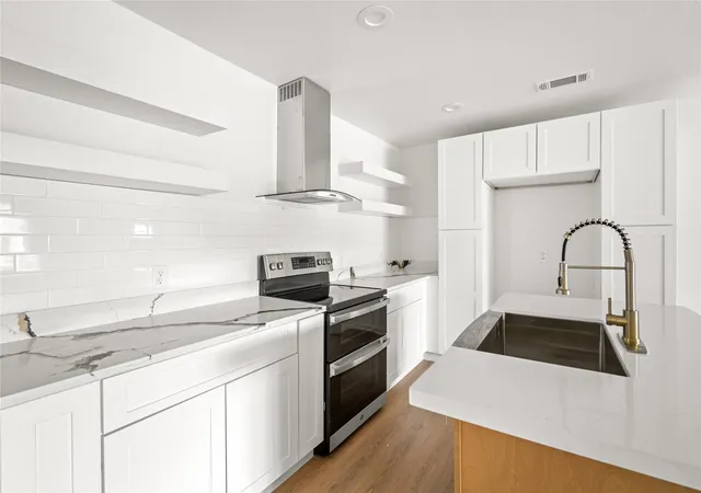 3rd image of 719 E 40Th 1/2 St, Houston, TX 77022 | MLS# 68350214
