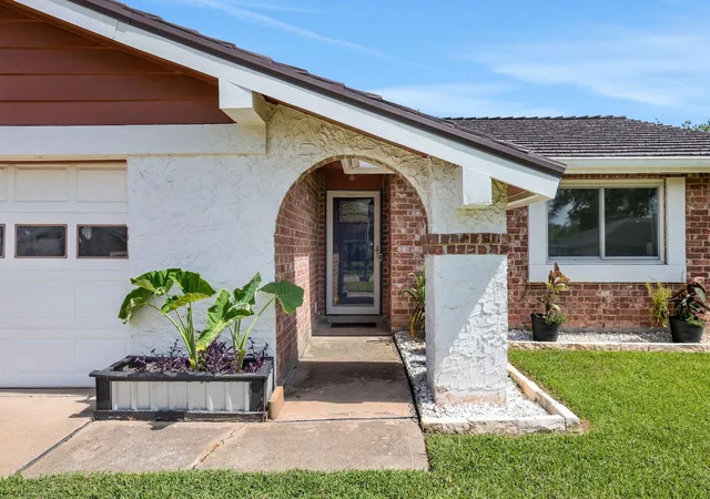 2nd image of 8515 Oakhaven Rd, La Porte, TX 77571 | MLS# 11679370