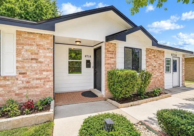 2nd image of 8714 Amblewood Dr, Houston, TX 77099 | MLS# 88552070