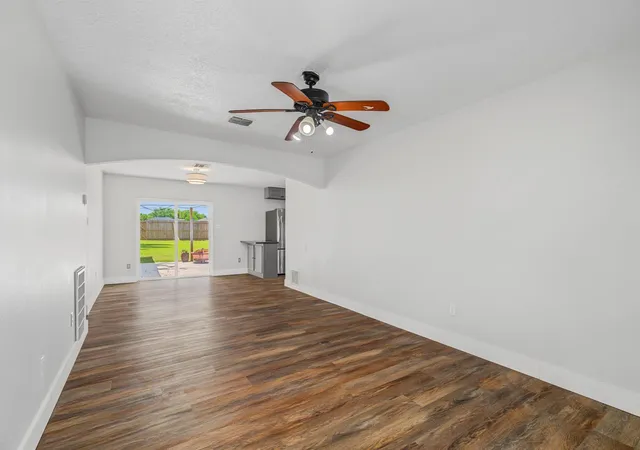 4th image of 8714 Amblewood Dr, Houston, TX 77099 | MLS# 88552070