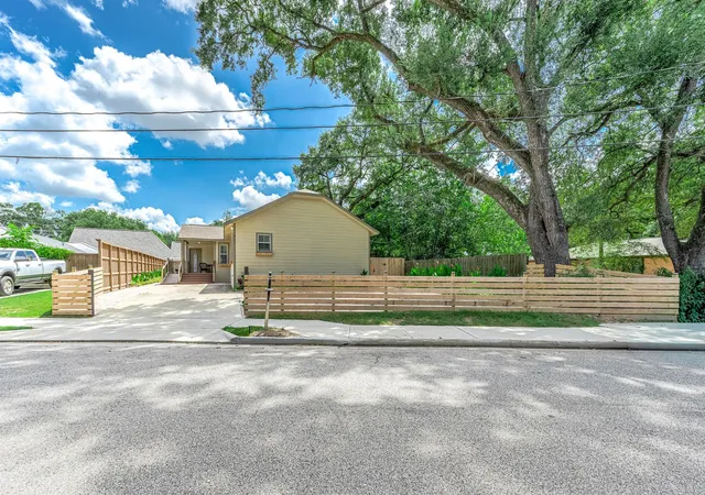1st image of 303 Baker Dr, Tomball, TX 77375 | MLS# 47844323