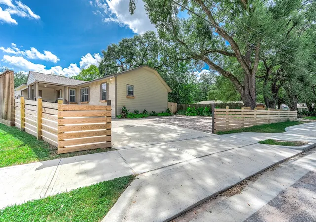 2nd image of 303 Baker Dr, Tomball, TX 77375 | MLS# 47844323