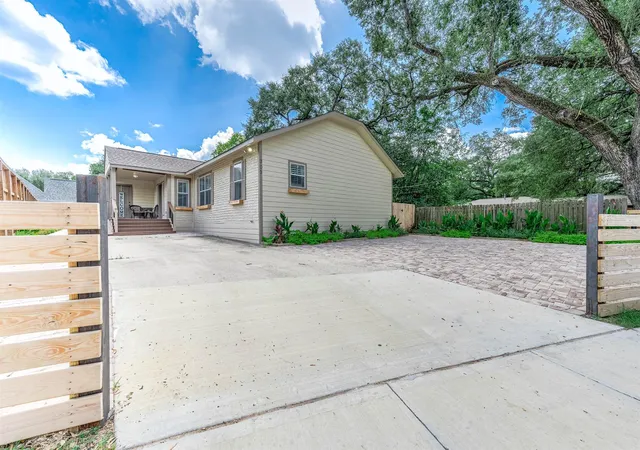 4th image of 303 Baker Dr, Tomball, TX 77375 | MLS# 47844323