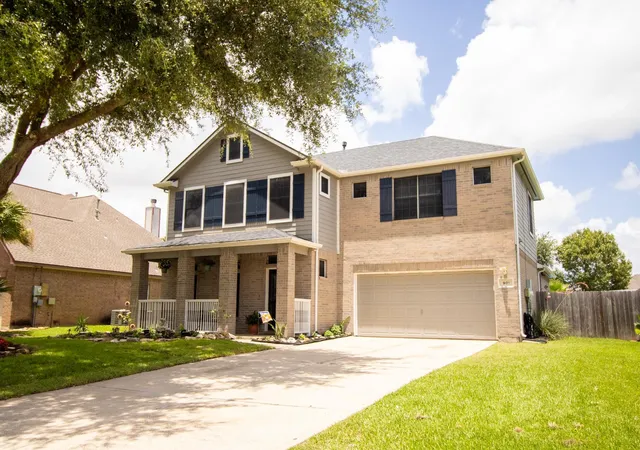 Photo 2 of Single family home for sale at 901 Bay Area Blvd, League City, TX 77573 | MLS# 37087810 | Listing updated on 2026-09-19