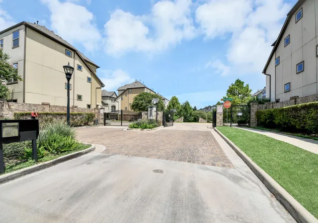 4th image of 12255 Oxford Crescent Cir, Houston, TX 77082 | MLS# 63685398