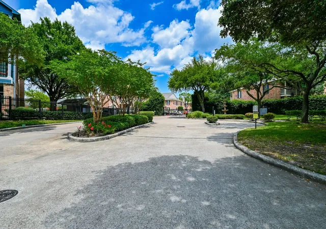 2nd image of 2255 Braeswood Park Dr, Houston, TX 77030