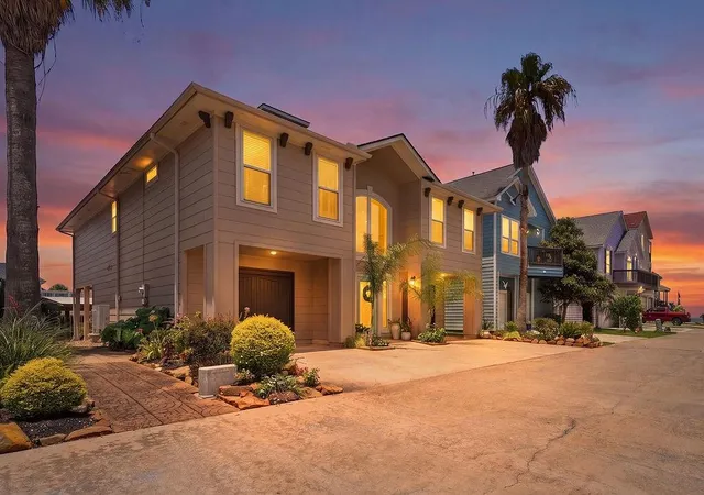 2nd image of 120 Starboard Dr, Dickinson, TX 77539 | MLS# 18149566