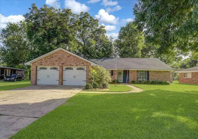 2nd image of 109 Southern Oaks Dr, Lake Jackson, TX 77566 | MLS# 25799157