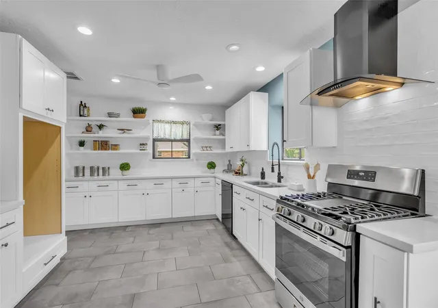 Photo 3 of Single family home for sale at 1910 Wildwood Ln, Richmond, TX 77406 | MLS# 30237005 | Listing updated on 2026-09-27