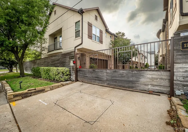 Photo 2 of Townhouse for sale at 1258 Sampson St, Houston, TX 77003 | MLS# 74194896 | Listing updated on 2026-09-19