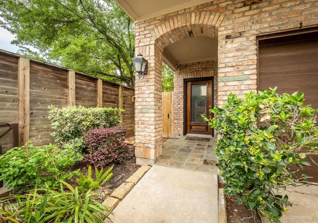 Photo 4 of Townhouse for sale at 1258 Sampson St, Houston, TX 77003 | MLS# 74194896 | Listing updated on 2026-09-19