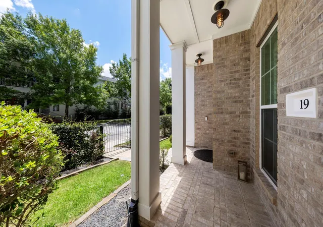 Photo 2 of Single family home for sale at 19 E Breezy Way, Spring, TX 77380 | MLS# 28500961 | Listing updated on 2026-09-12