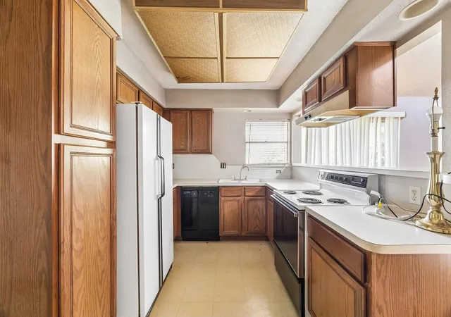 Photo 3 of Townhouse for sale at 5864 Village Forest Ct, Houston, TX 77092 | MLS# 50404535 | Listing updated on 2026-09-12
