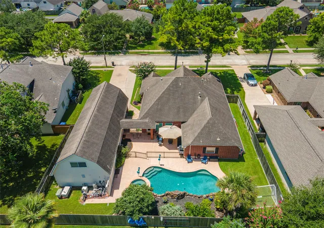 2nd image of 803 Hackberry Ln, Friendswood, TX 77546 | MLS# 49674604