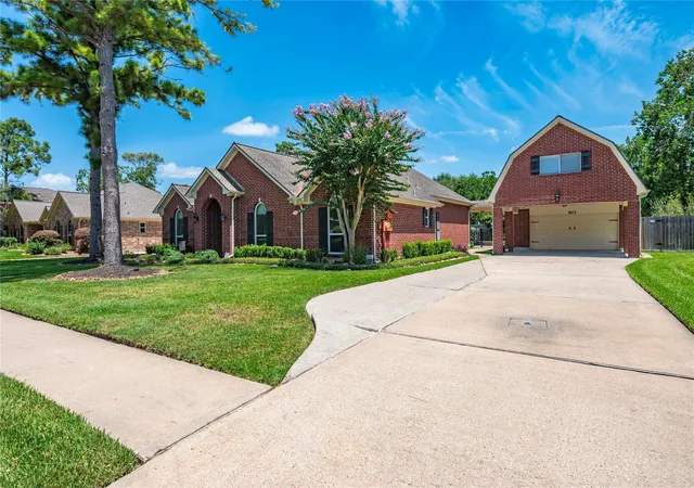 4th image of 803 Hackberry Ln, Friendswood, TX 77546 | MLS# 49674604