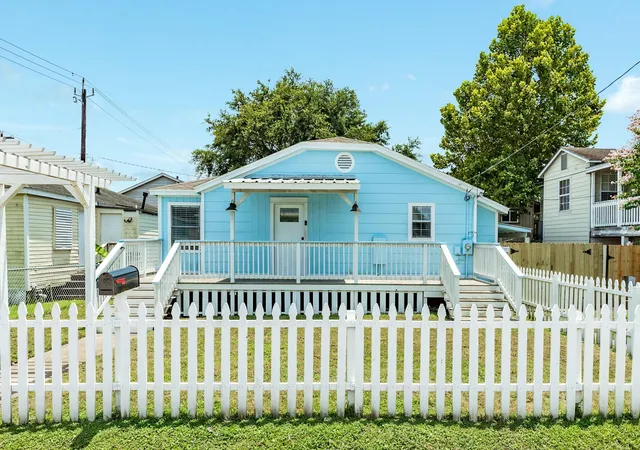 Photo 1 of Single family home for sale at 5507 Menard Ave, Galveston, TX 77551 | MLS# 17555486 | Listing updated on 2026-08-30