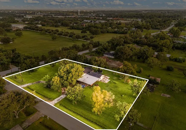 2nd image of 805 Redberry Hill Rd, Baytown, TX 77521 | MLS# 43116349