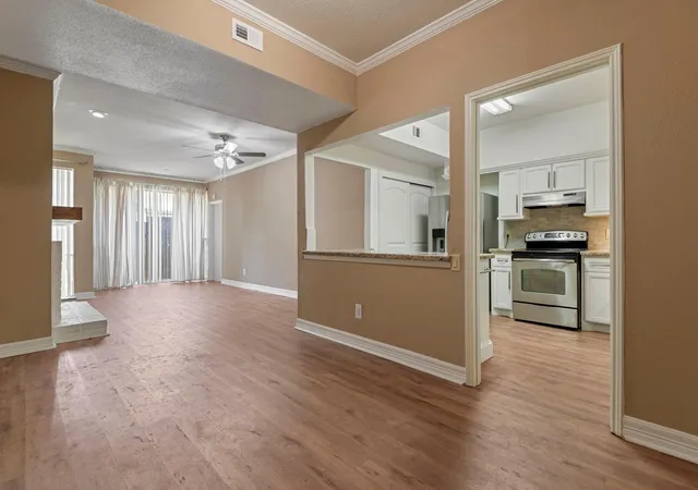 4th image of 2100 Tanglewilde St #321, Houston, TX 77063 | MLS# 71328959