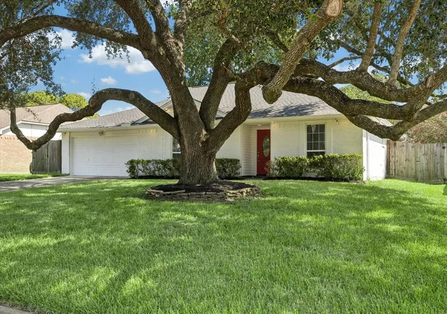 3rd image of 608 Tanglewood Dr, Friendswood, TX 77546 | MLS# 22591645