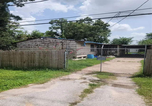 Photo 3 of Single family home for sale at 9406 Caddo Rd, Houston, TX 77078 | MLS# 23630559 | Listing updated on 2026-08-10