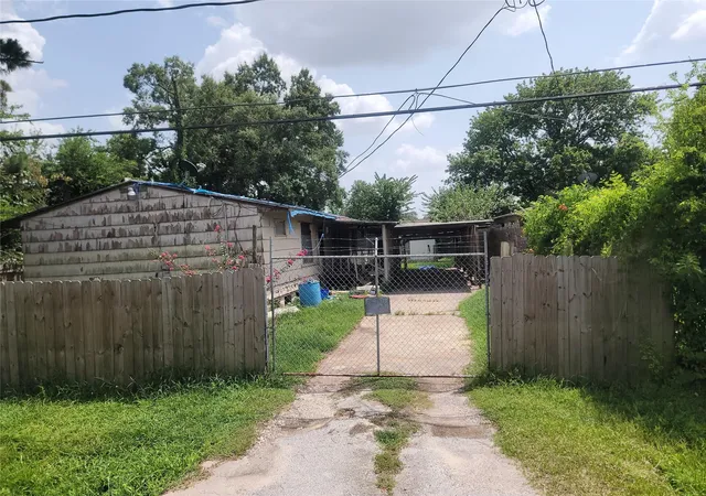 Photo 3 of Single family home for sale at 9406 Caddo Rd, Houston, TX 77078 | MLS# 23630559 | Listing updated on 2026-08-10