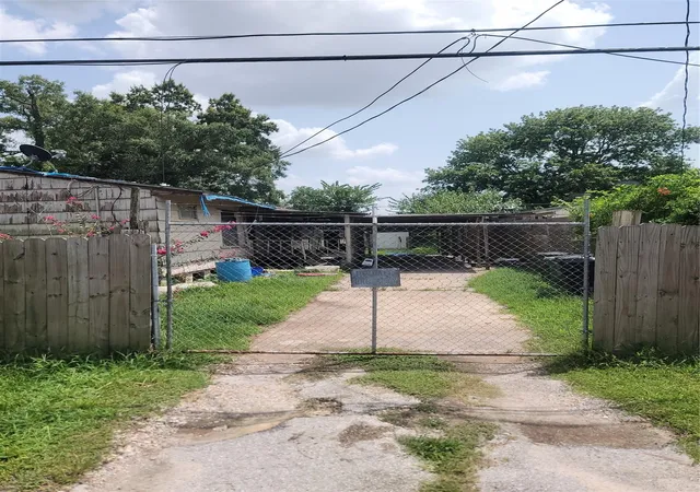Photo 4 of Single family home for sale at 9406 Caddo Rd, Houston, TX 77078 | MLS# 23630559 | Listing updated on 2026-08-10