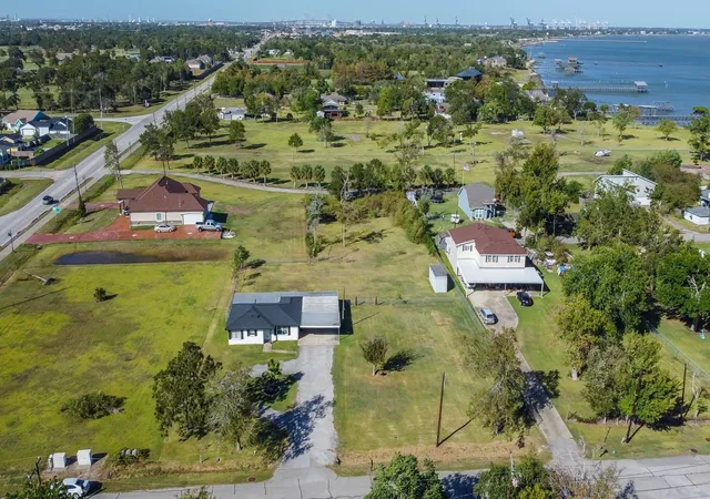 2nd image of 306 Oakhurst St, La Porte, TX 77571 | MLS# 97117888