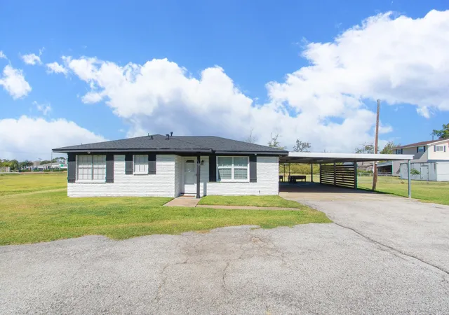 Photo 3 of Single family home for sale at 306 Oakhurst St, La Porte, TX 77571 | MLS# 97117888 | Listing updated on 2026-08-26
