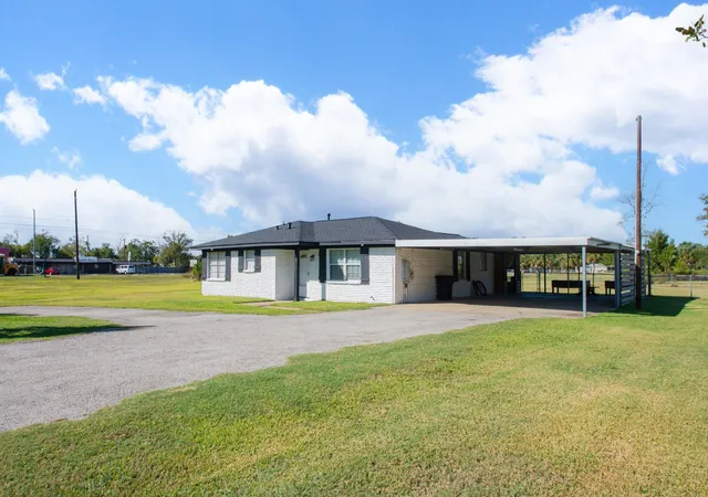 Photo 3 of Single family home for sale at 306 Oakhurst St, La Porte, TX 77571 | MLS# 97117888 | Listing updated on 2026-08-26