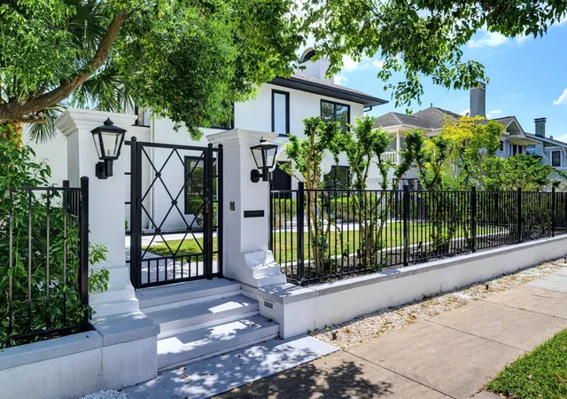 3rd image of 607 Marshall St, Houston, TX 77006 | MLS# 11921183