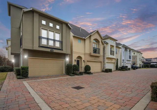 2nd image of 1303 Sherwood Point Ln, Houston, TX 77043 | MLS# 9075212
