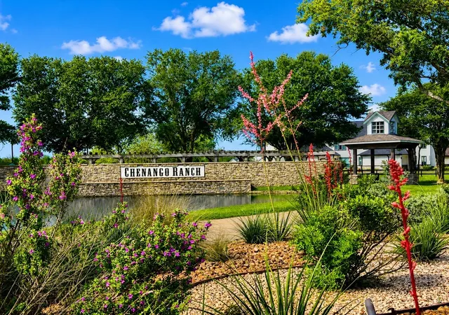 2nd image of 443 Lakeview Dr, Angleton, TX 77515 | MLS# 72391258