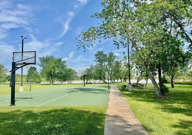 9th image of 443 Lakeview Dr, Angleton, TX 77515 | MLS# 72391258