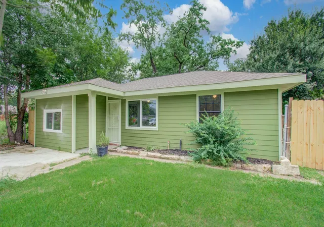 Photo 3 of Single family home for sale at 5505 Southlea St, Houston, TX 77033 | MLS# 83477518 | Listing updated on 2026-09-21