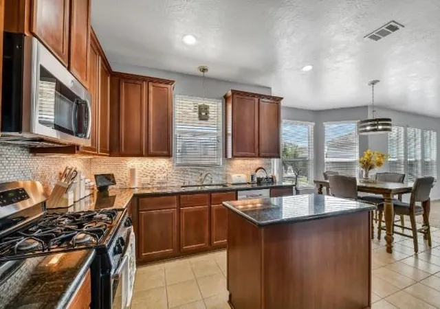3rd image of 410 Havenstone Ln, La Marque, TX 77568 | MLS# 32619007