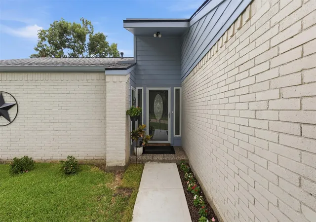 image of 16319 Mill Point Dr, Houston, TX 77059 | MLS# 70126804