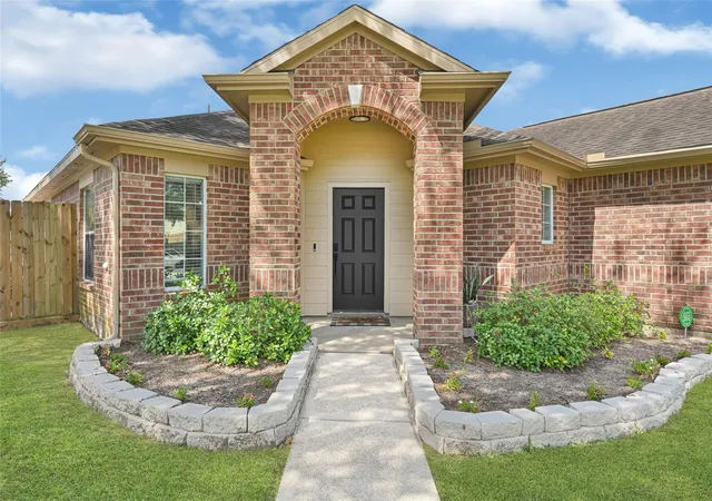 Photo 3 of Sale Pending at 9135 Creekside Dr, Hitchcock, TX 77563 | MLS# 46836449 | Listing updated on 2026-08-16