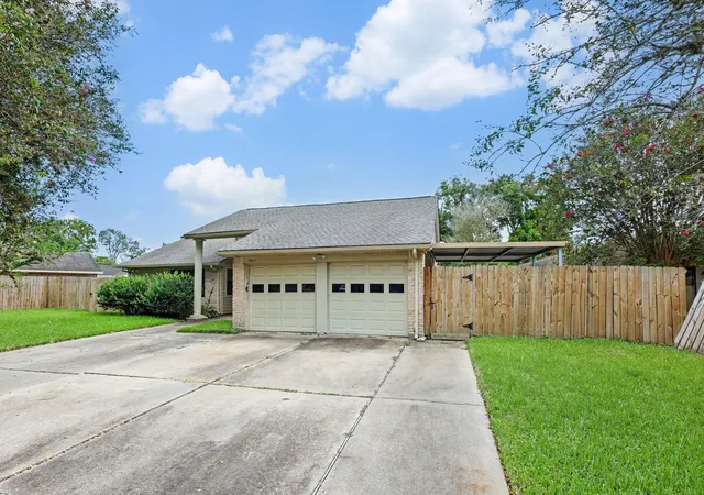 2nd image of 16422 Hibiscus Ln, Friendswood, TX 77546 | MLS# 77044547