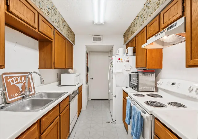 Photo 3 of Sale Pending at 6606 De Moss Dr #208, Houston, TX 77074 | MLS# 64022622 | Listing updated on 2026-09-14