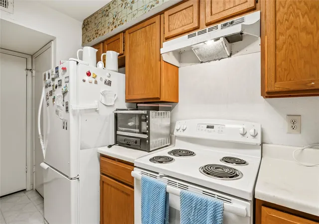Listing Photo 4 - Condo for sale in building located at 6606 De Moss Dr, Houston, TX 77074 - Unit #208
