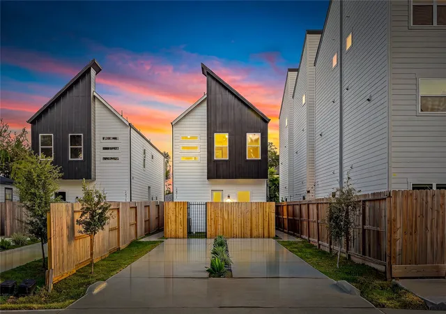 2nd image of 2477 Carmel St, Houston, TX 77091 | MLS# 11559671