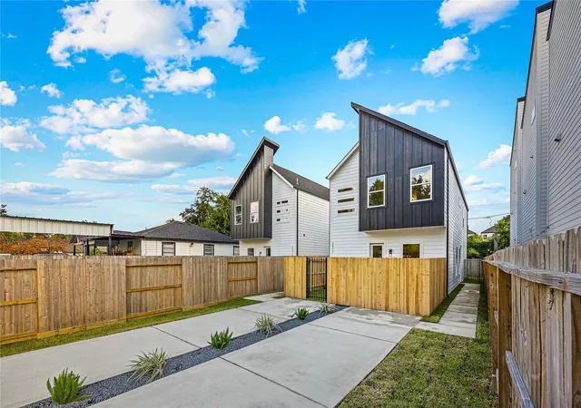 4th image of 2477 Carmel St, Houston, TX 77091 | MLS# 11559671
