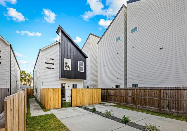 5th image of 2477 Carmel St, Houston, TX 77091 | MLS# 11559671