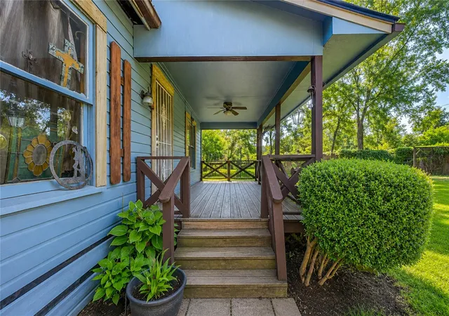 3rd image of 19426 Trail Oak Dr, Conroe, TX 77302 | MLS# 90659931