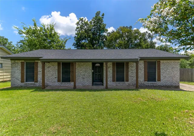 1st image of 117 Cannon St, Clute, TX 77531 | MLS# 94151070
